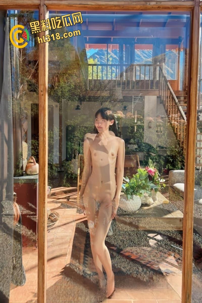 清纯尤物被金主包养调教，跪下吃主人肉棒，成为土豪泄欲的母狗，这手法口活简直就是艺术！-3