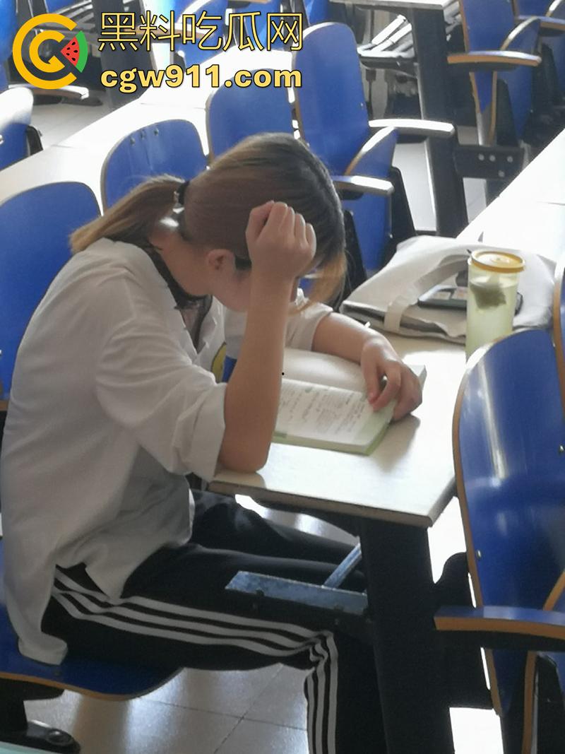 超级牛逼的系列稀缺资源，冒死偷拍极品女大学生合集，江西农大和川外大学厕拍，极品女大小穴清晰可见！-1