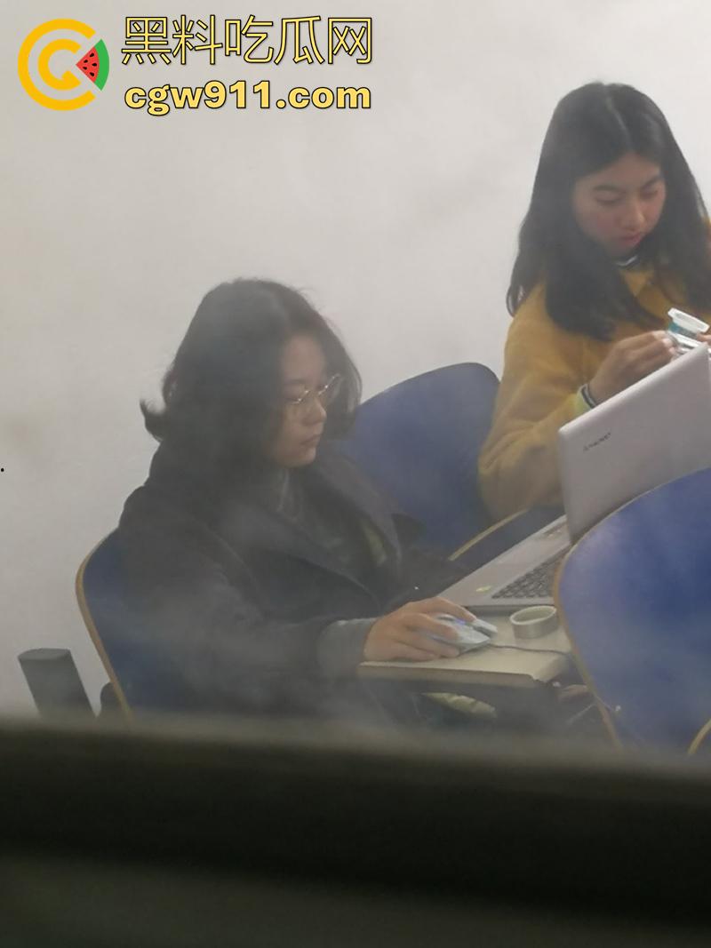 超级牛逼的系列稀缺资源，冒死偷拍极品女大学生合集，江西农大和川外大学厕拍，极品女大小穴清晰可见！-2