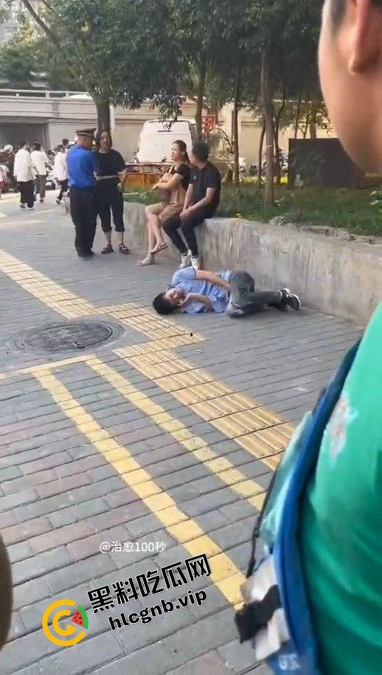 嚣张两口子街头殴打路人，不料自投罗网！别还手，让他们等着拘留赔钱吧！-3