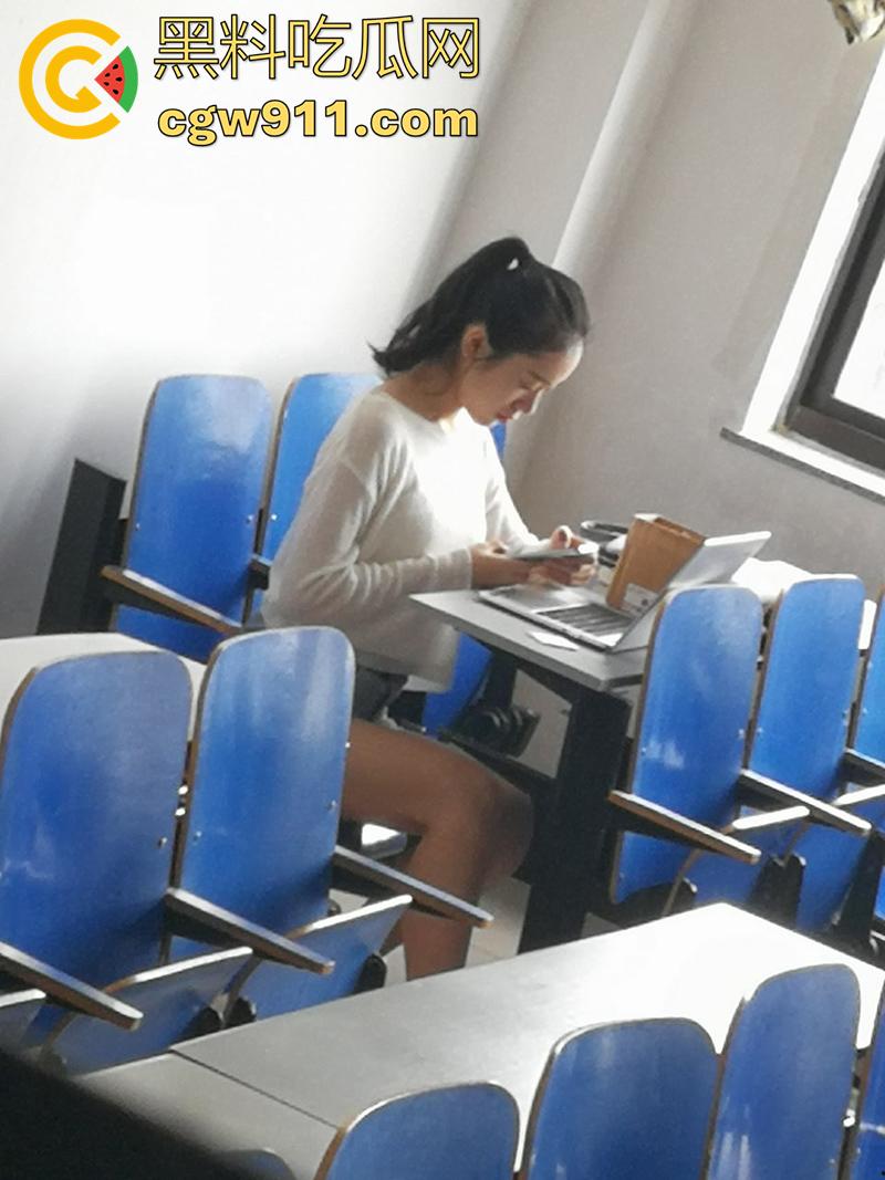 超级牛逼的系列稀缺资源，冒死偷拍极品女大学生合集，江西农大和川外大学厕拍，极品女大小穴清晰可见！-6