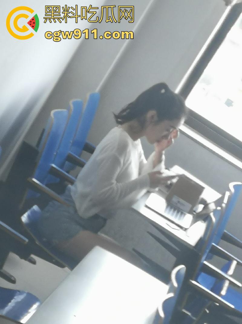 超级牛逼的系列稀缺资源，冒死偷拍极品女大学生合集，江西农大和川外大学厕拍，极品女大小穴清晰可见！-7