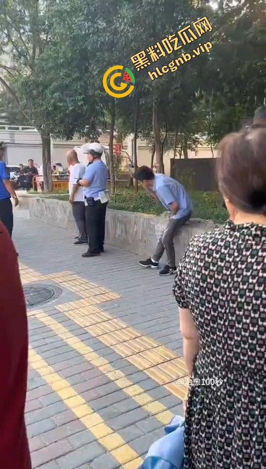 嚣张两口子街头殴打路人，不料自投罗网！别还手，让他们等着拘留赔钱吧！-7