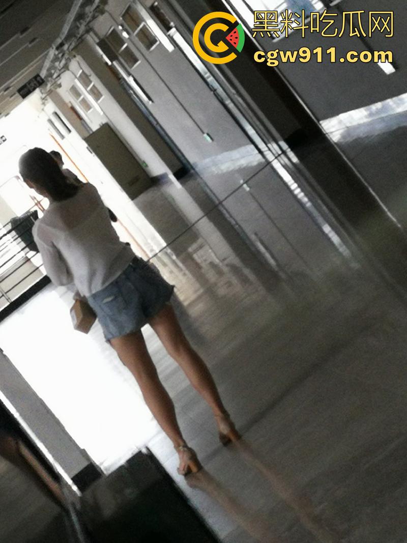 超级牛逼的系列稀缺资源，冒死偷拍极品女大学生合集，江西农大和川外大学厕拍，极品女大小穴清晰可见！-8