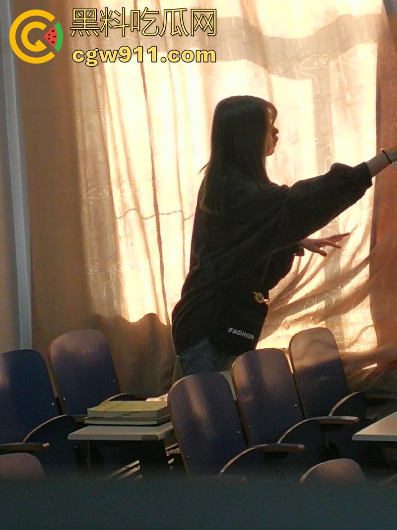 超级牛逼的系列稀缺资源，冒死偷拍极品女大学生合集，江西农大和川外大学厕拍，极品女大小穴清晰可见！-10