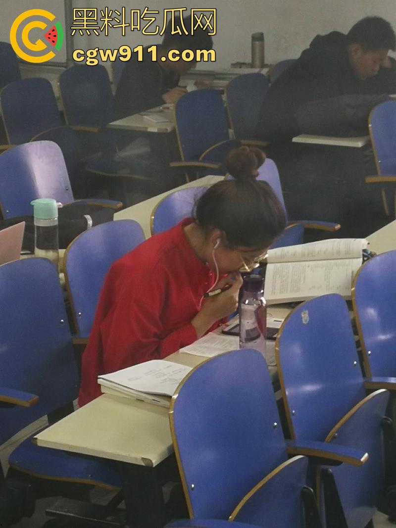 超级牛逼的系列稀缺资源，冒死偷拍极品女大学生合集，江西农大和川外大学厕拍，极品女大小穴清晰可见！-11