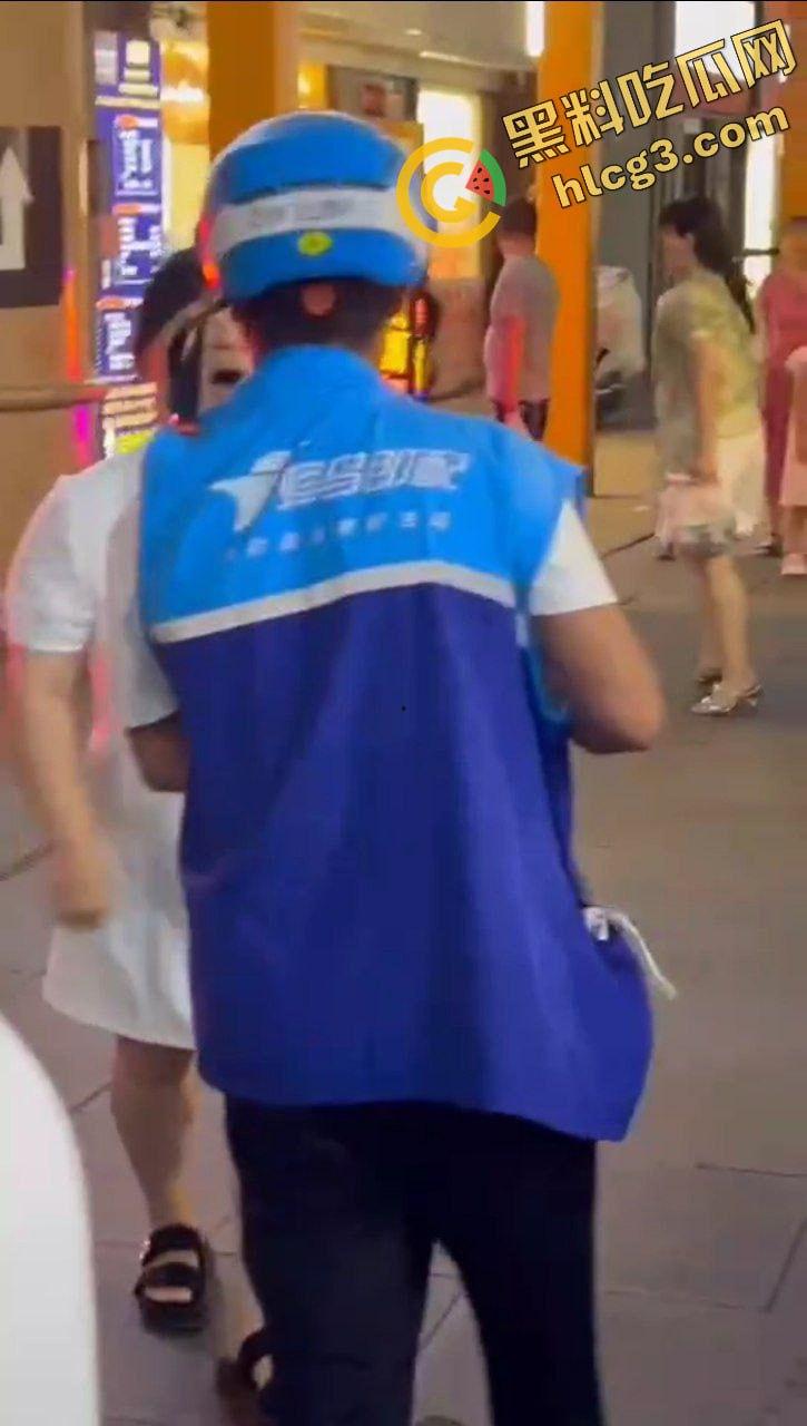 陕西延安 一外卖员过马路 被两名泼妇无故辱骂殴打并吐痰 因其抱着小孩 并未还手而报警-3