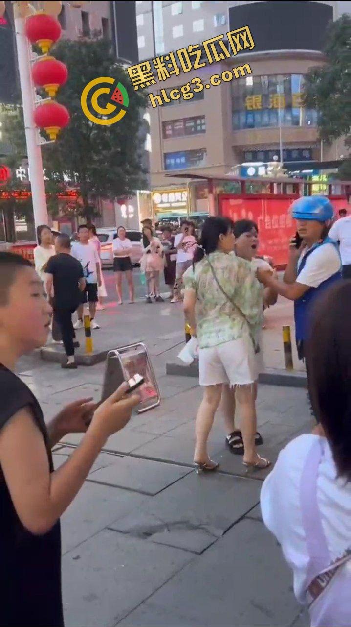 陕西延安 一外卖员过马路 被两名泼妇无故辱骂殴打并吐痰 因其抱着小孩 并未还手而报警-5