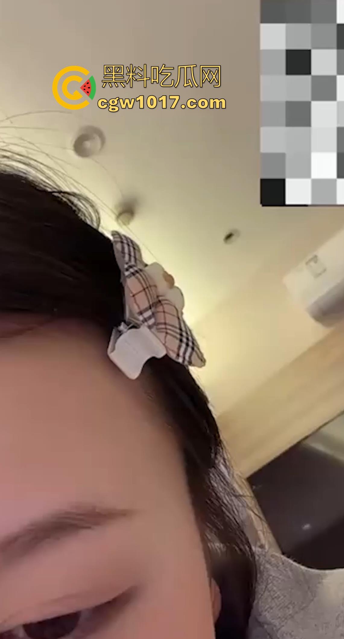 积目约炮湖南超骚小母狗，逼痒难耐寻求爸爸调教，刚到酒店就裸聊扣骚穴勾引，这不操他真是天理难容啊！-7