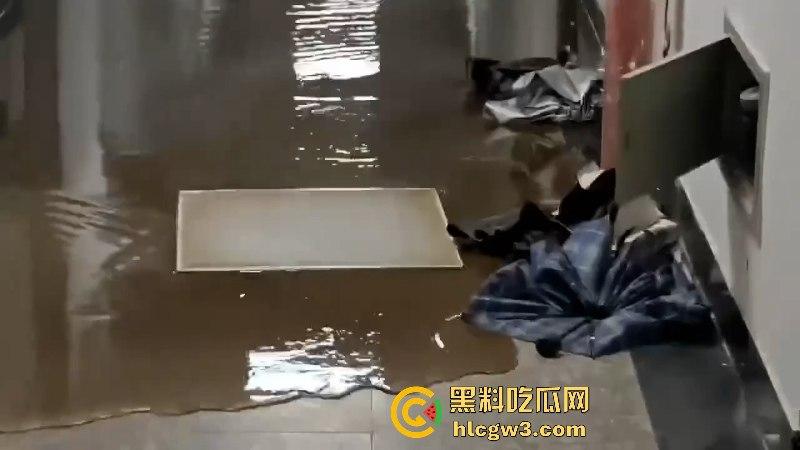 屎不可挡！浙江温州医学院男生宿舍水管爆裂屎花满天飞 这下可要与屎共眠了！-3