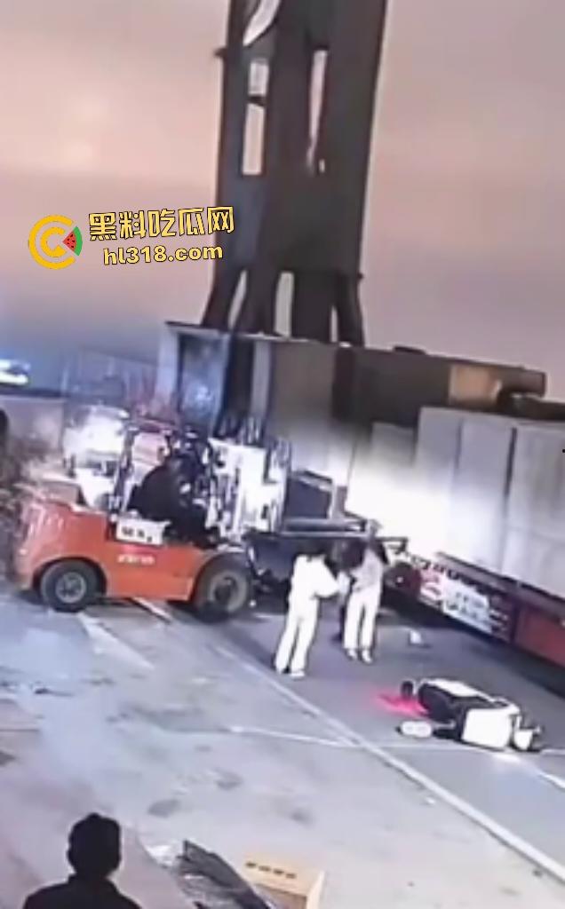 厂内精神小伙耍帅飙电动车遭叉车爆头，撞飞断颈抽搐，几秒后又来第二人紧跟送命！-8