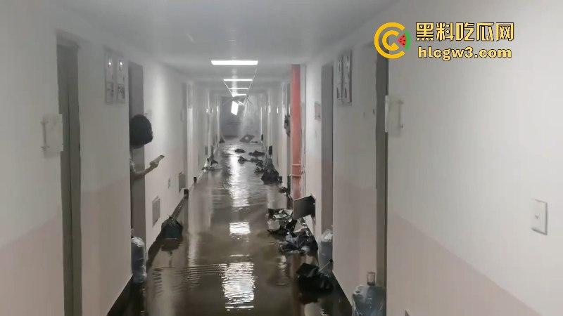 屎不可挡！浙江温州医学院男生宿舍水管爆裂屎花满天飞 这下可要与屎共眠了！-7