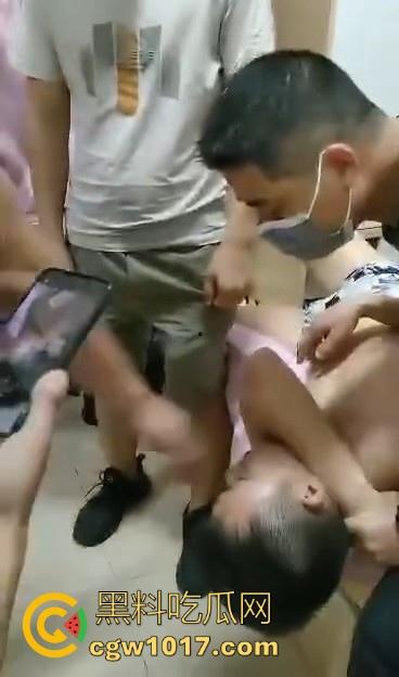 奸夫淫妇正脱衣干正事惨遭老公上门捉奸！小情人身穿内裤被牢牢控制在床上不能动，女发疯吵起来有理了是吧！-5