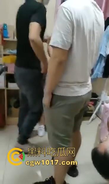 奸夫淫妇正脱衣干正事惨遭老公上门捉奸！小情人身穿内裤被牢牢控制在床上不能动，女发疯吵起来有理了是吧！-7