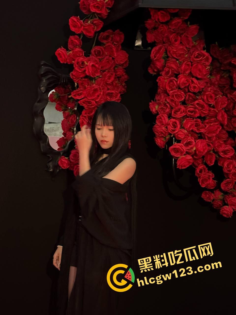 有钱大哥一亮牛子，两大母狗争抢上口，昔日小仙女如今舔得比狗都猛，你悟了吗纯爱战士！-2