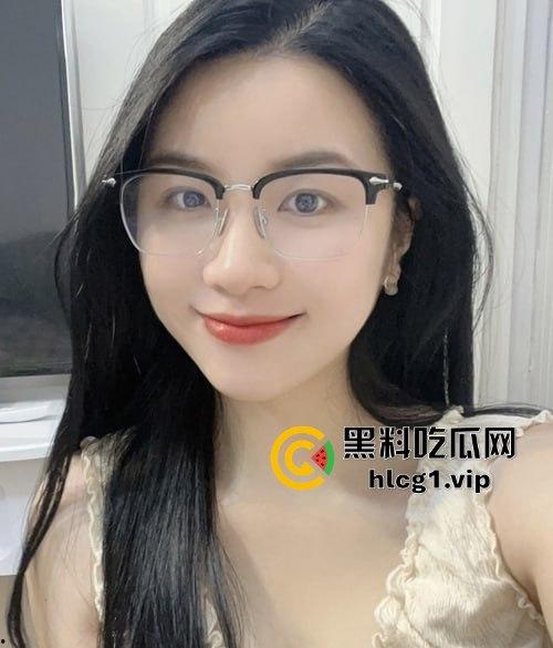 绿帽圈新晋推特大神出手！眼镜骚妻红丝勾魂，大佬后入爆插，娇喘声声透屏撩人！-1