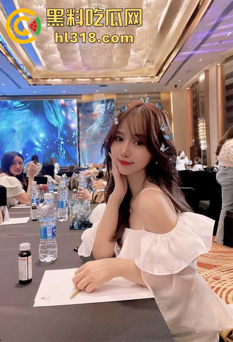 顺德农行职员【陈雪莹】清纯御姐独爱3P群交，被两男前后夹击顶操，叫声酥麻诱人，乱交视频流出 ！-6