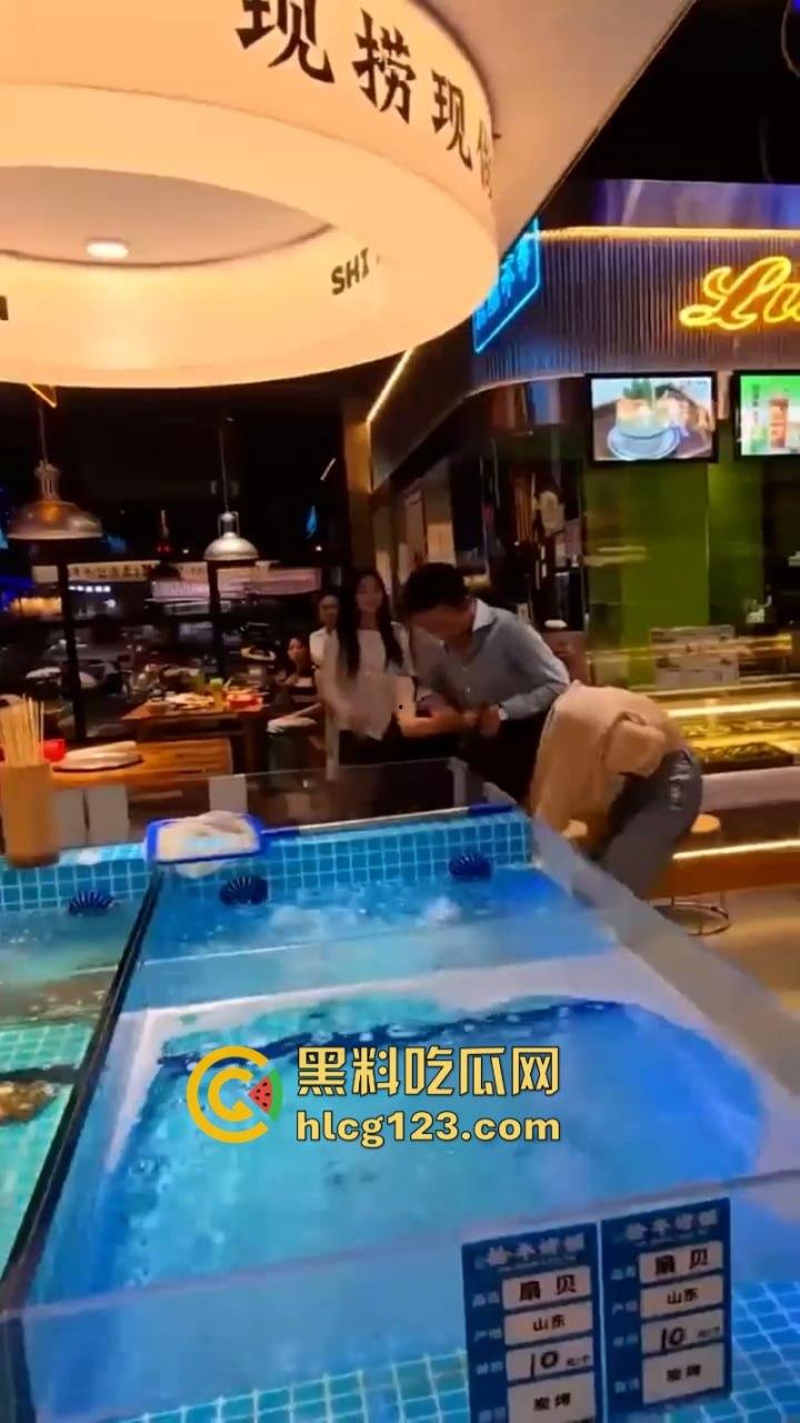 一山不容二母！女子当街手撕渣男和小三 狂扇耳光围观群众都说打得好-2