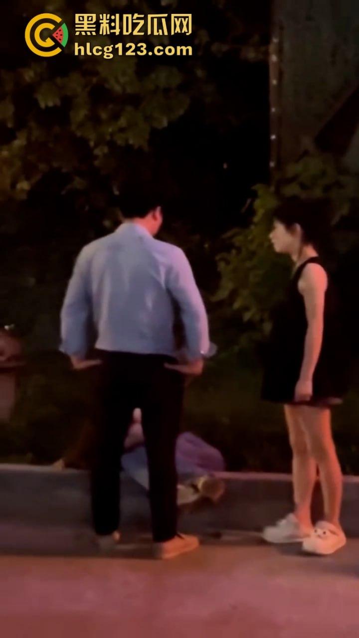 一山不容二母！女子当街手撕渣男和小三 狂扇耳光围观群众都说打得好-4