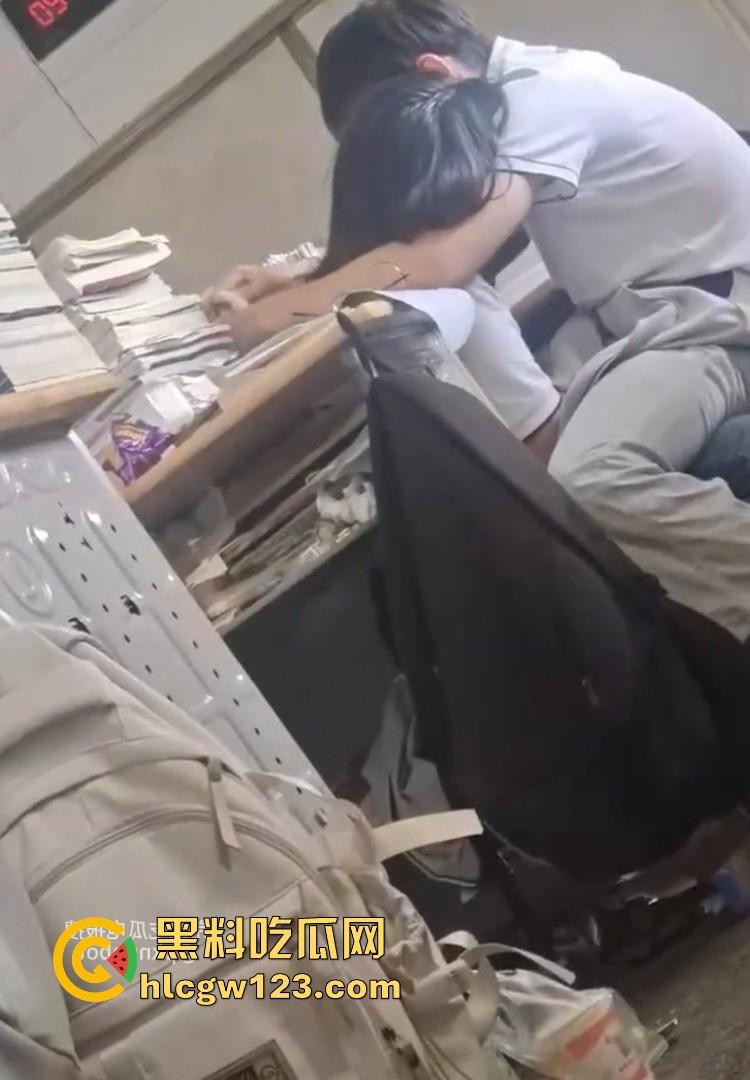高考前一天教室激情！ 高三情侣午休时间教室激情亲密互动 旁若无人的帮男友打着飞机 被偷拍仍继续！-7