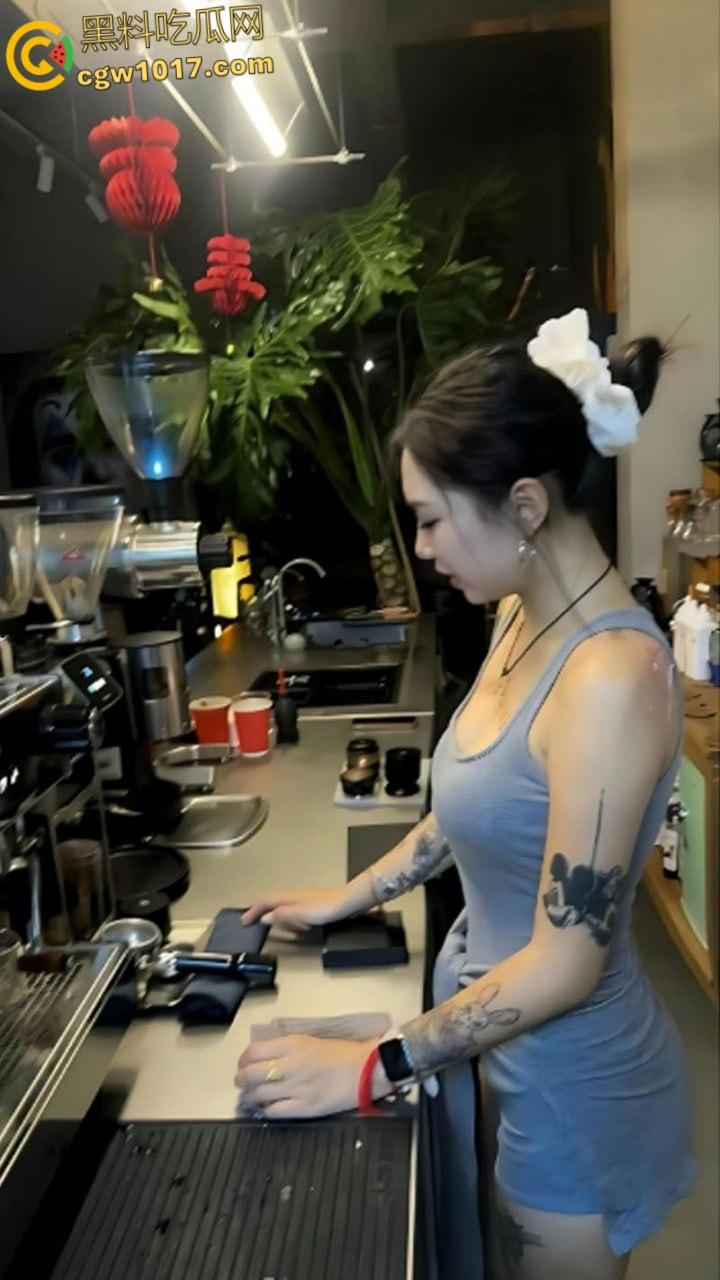 山西临汾高颜值网红【八九】，金主定制自慰视频流出，对镜全裸脱衣自拍，纤指狂扣粉嫩骚逼，反差母狗呻吟销魂！-3