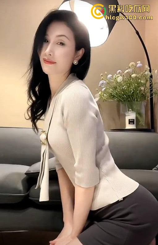 抖音成熟御姐【魔都女人俗称魔女】不良视频曝光，极品尤物风情万种啪啪漏奶，成熟女人的魅力太吸引人了！-2