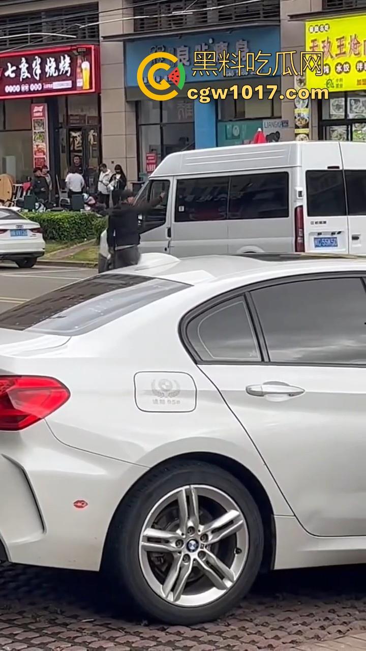 惠安男子拿把玩具枪当路霸，马路中央举起AK对过往车辆拦停，嘴里喊着执行公务，手中的枪发出音响笑死！-8