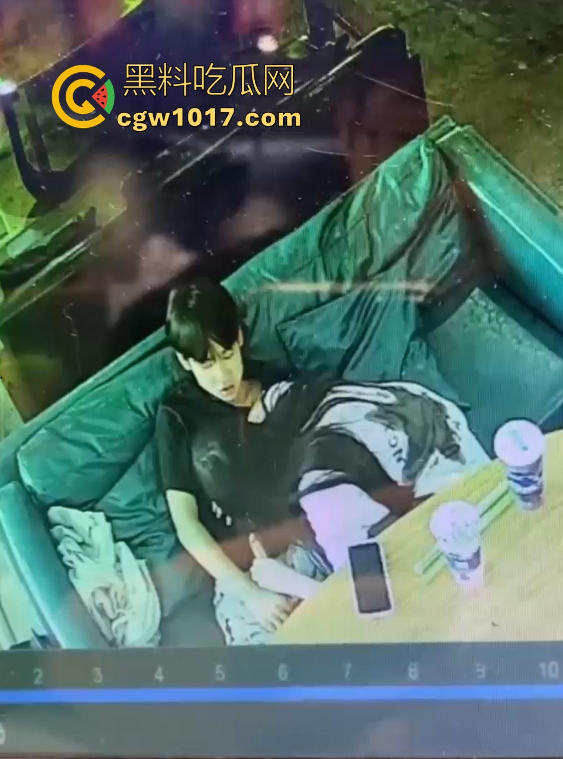 广西玉林仙尼奶茶店大瓜!学校里是高冷女神【孙晓惠】,学校外却是口爆小母狗,单喝奶茶还不够还得加一点精液是吧!-4