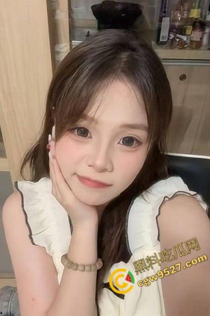 禁忌的校园激情!与妹妹在学校石凳上的激情做爱,粉嫩小穴被爆操内射,既刺激又淫荡-2