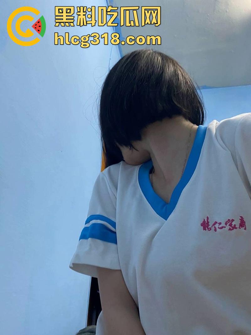 南京艺术学院蜜桃臀【胡雅婷】，外表清纯身材诱人，被疯狂后入蜜桃臀，淫叫声此起彼伏！-5