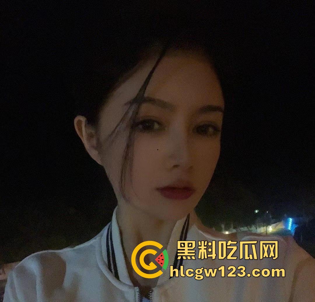 南京女秘书请假说去汇报方案，转身就跟金主爸爸开房，趴窗边奶子半露掀裙就开操，酒店落地窗上全是水！-2