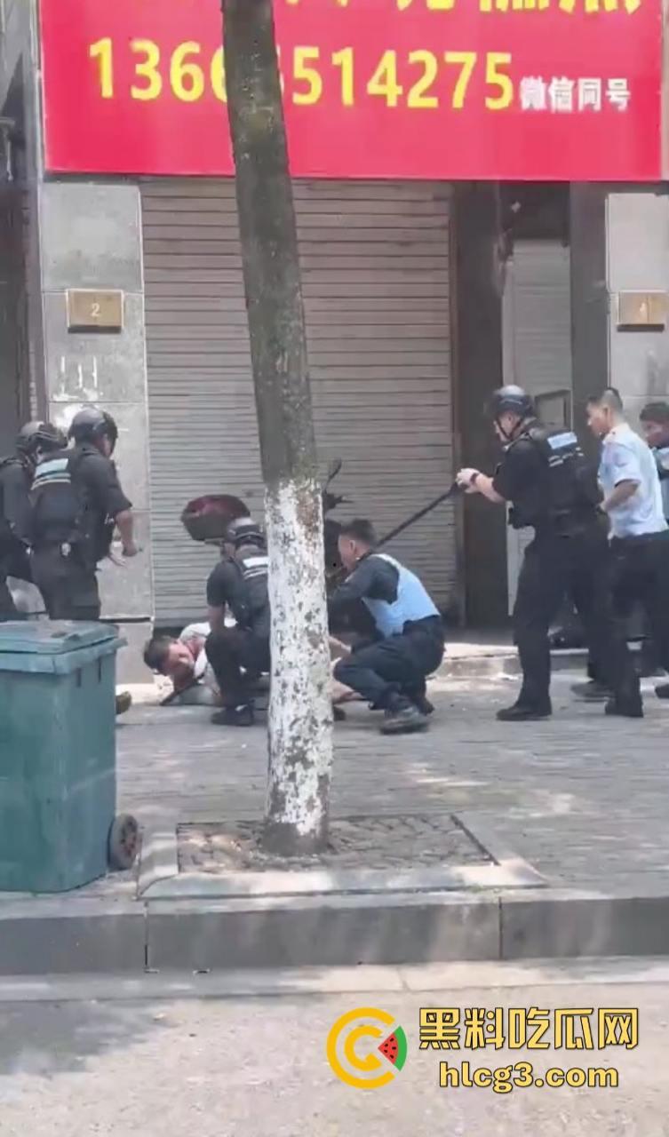 狠起来连自己都捅！浙江湖州市大街上连捅自己数刀 警方合力当场将其制服-6