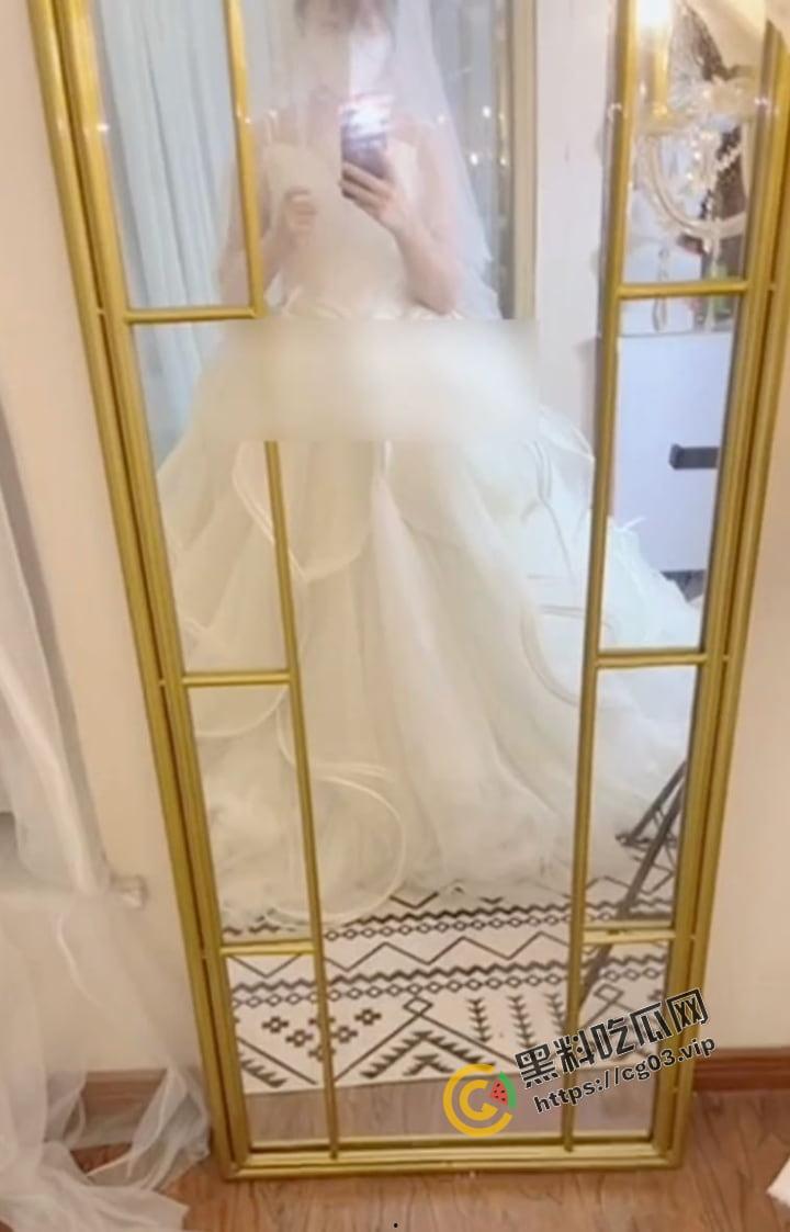 海角精选惊现反差婊【胡九万】粉丝珍藏私拍 穿婚纱被爆操时老师电话打过来被吓得直接喷水-1