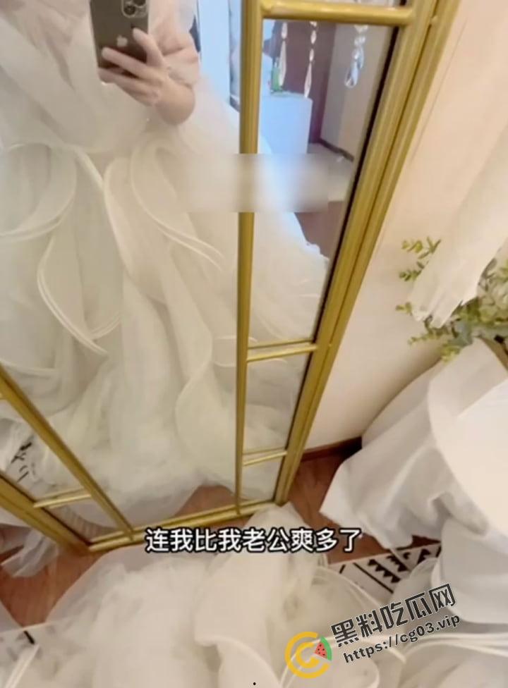 海角精选惊现反差婊【胡九万】粉丝珍藏私拍 穿婚纱被爆操时老师电话打过来被吓得直接喷水-2