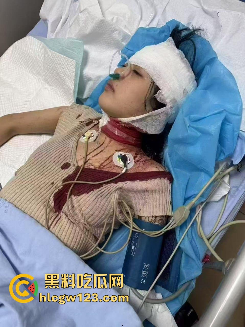 重庆精神小妹街头上演手起刀落，直接拿美工刀往脖子招呼，疯得不是一般狠！-9