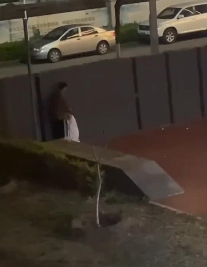 情到深处舔鸡巴 饥渴小情侣躲在围墙后激情吃鸡 路边监控拍下全程 就不能找个没人的地方？-5