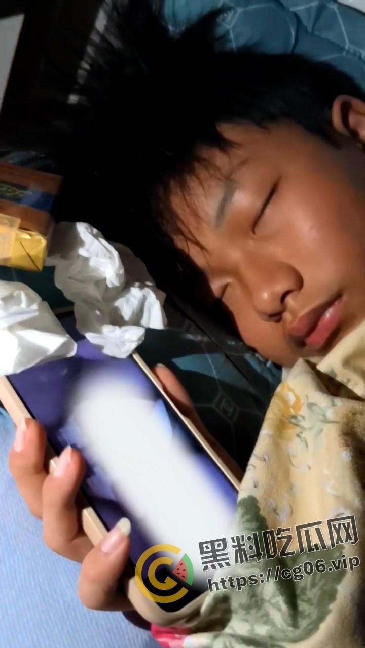 广西初中生宿舍全员老色鬼！集体看片打飞机  竟然还有人打飞机打睡着了  不愧是广西老表-2