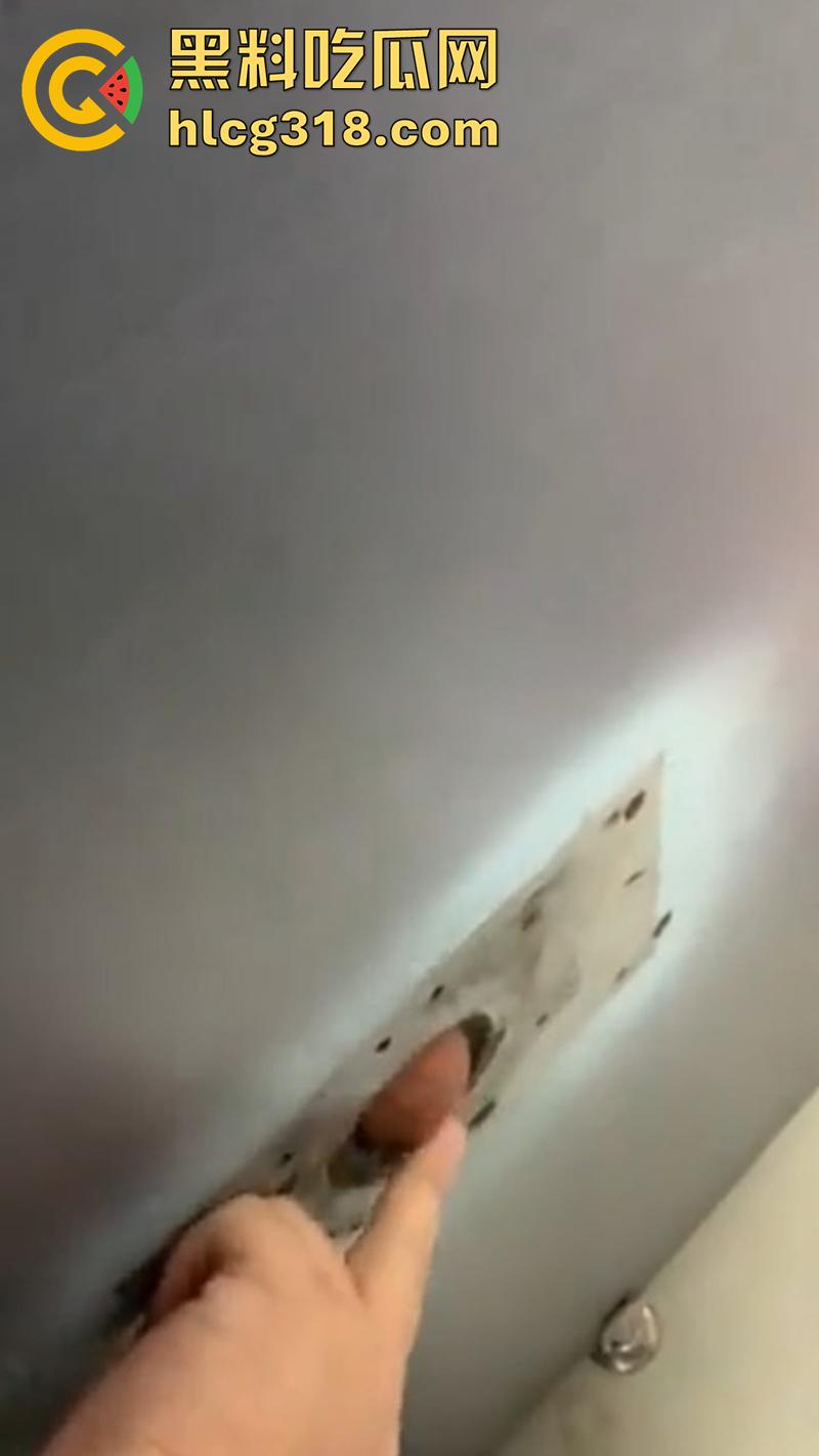 成都男同墙洞吃鸡，约炮见屌不见人，深入鸟洞疯狂吮吸，也不怕来个快乐牌刀片！-3