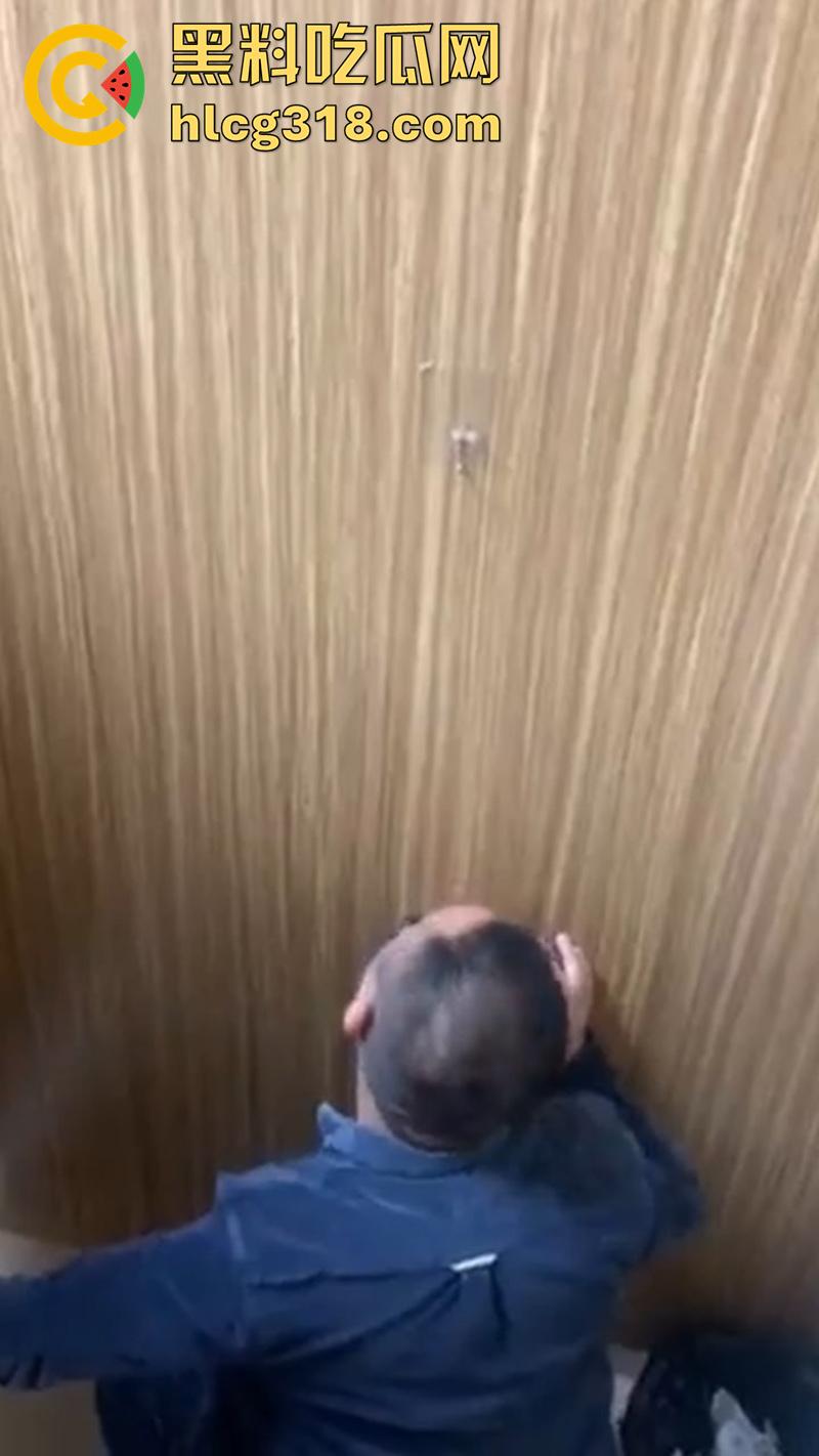 成都男同墙洞吃鸡，约炮见屌不见人，深入鸟洞疯狂吮吸，也不怕来个快乐牌刀片！-7