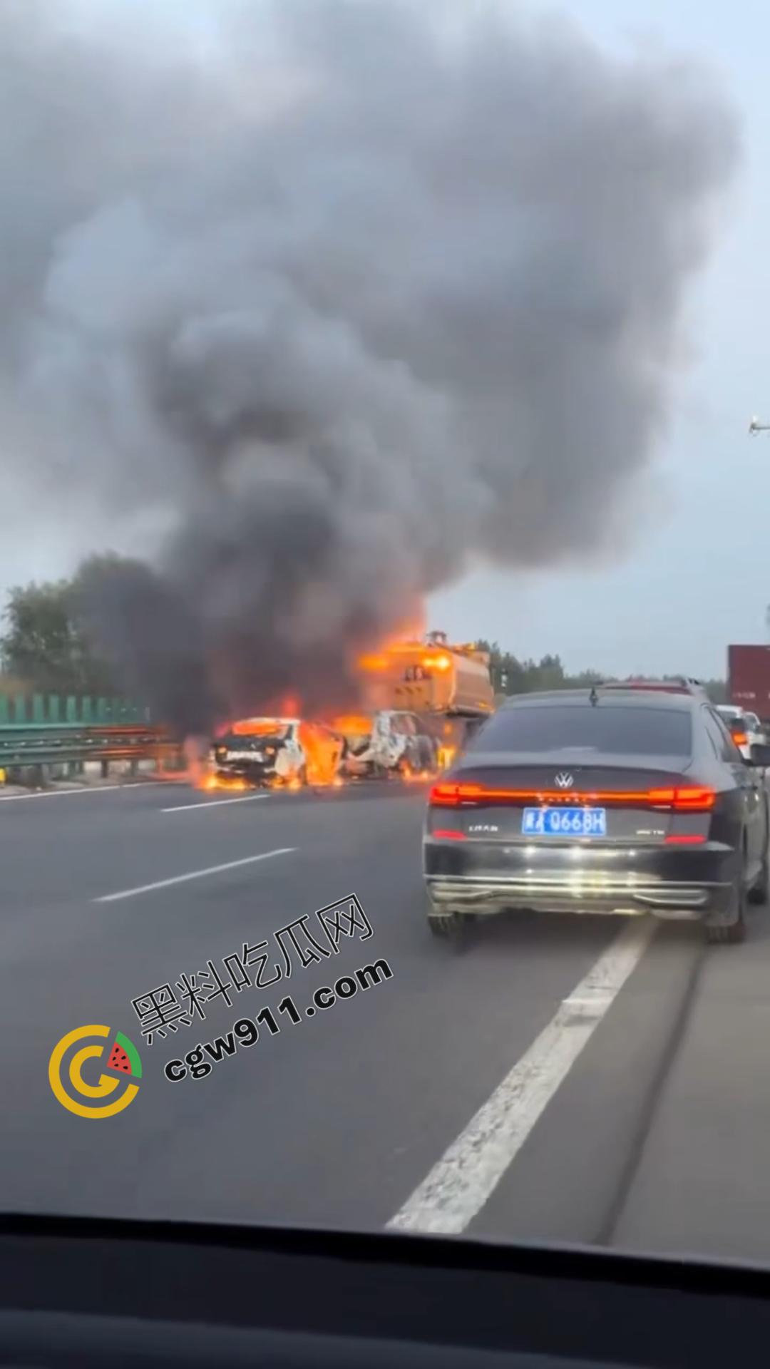 京哈G1高速车祸现场视频！两车追尾瞬间燃起烈焰，现场惨状挥之不去，令人心惊！-2
