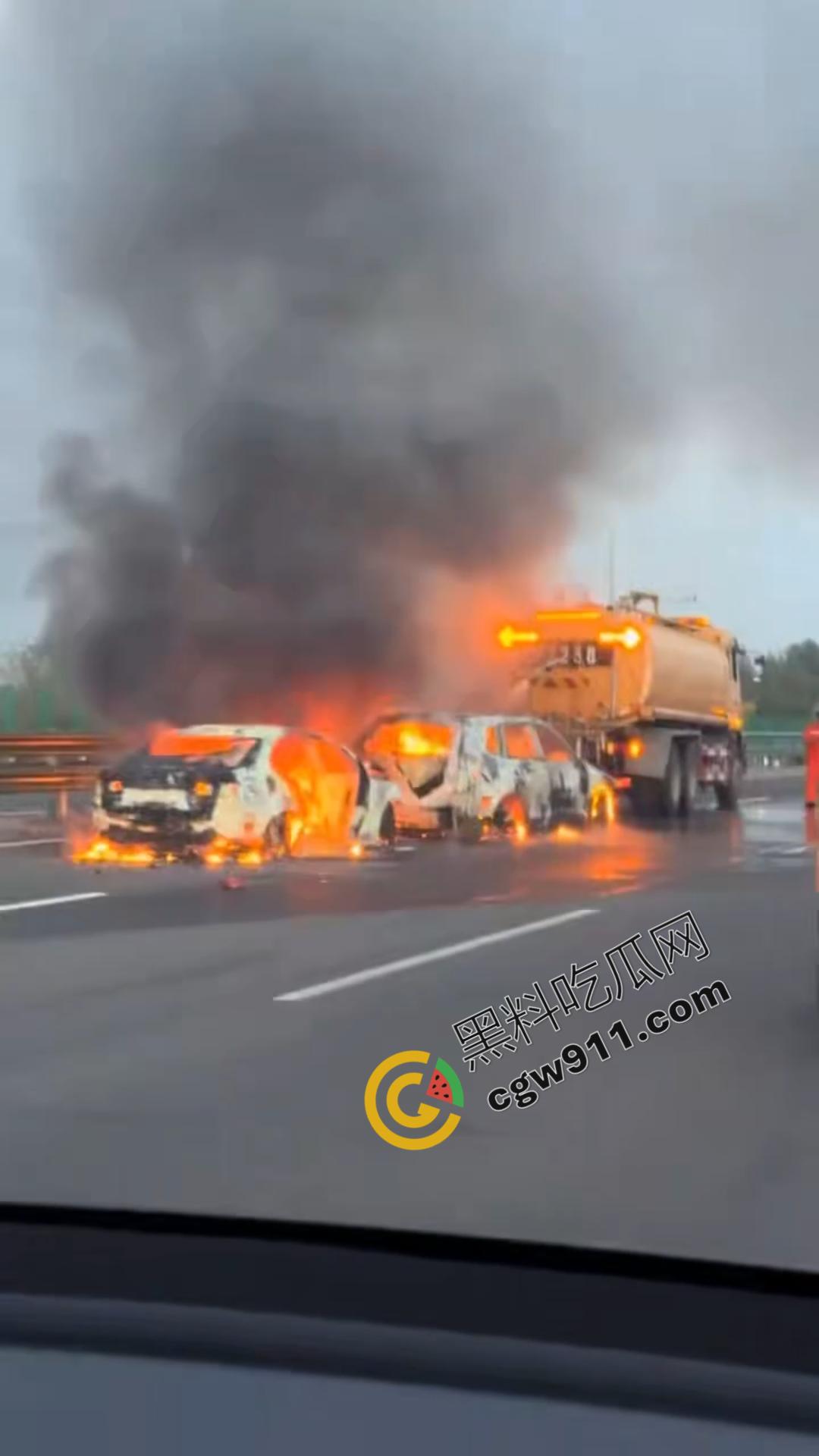 京哈G1高速车祸现场视频！两车追尾瞬间燃起烈焰，现场惨状挥之不去，令人心惊！-3