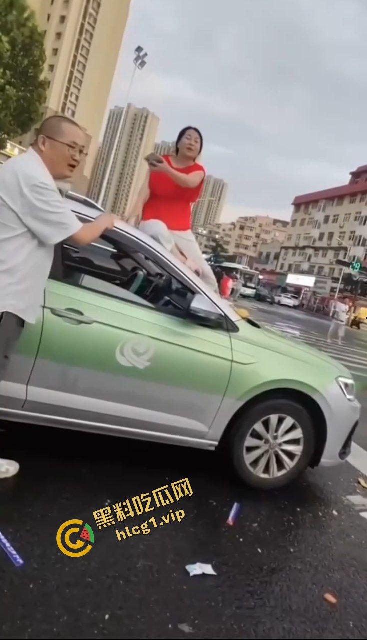 全网疯传大瓜！山东青岛老仙女 与出租车司机起争执 一言不合踩上车顶 脱衣裸体热舞！-3