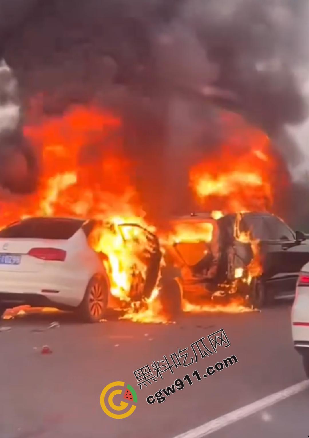 京哈G1高速车祸现场视频！两车追尾瞬间燃起烈焰，现场惨状挥之不去，令人心惊！-5