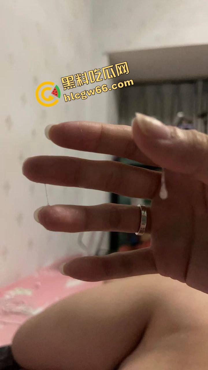 伦敦留学带回来的骚货，北京私企绿帽圈新宠『赵MR』处女开苞后入上瘾，嘴里叫哥哥心里装屌！-7