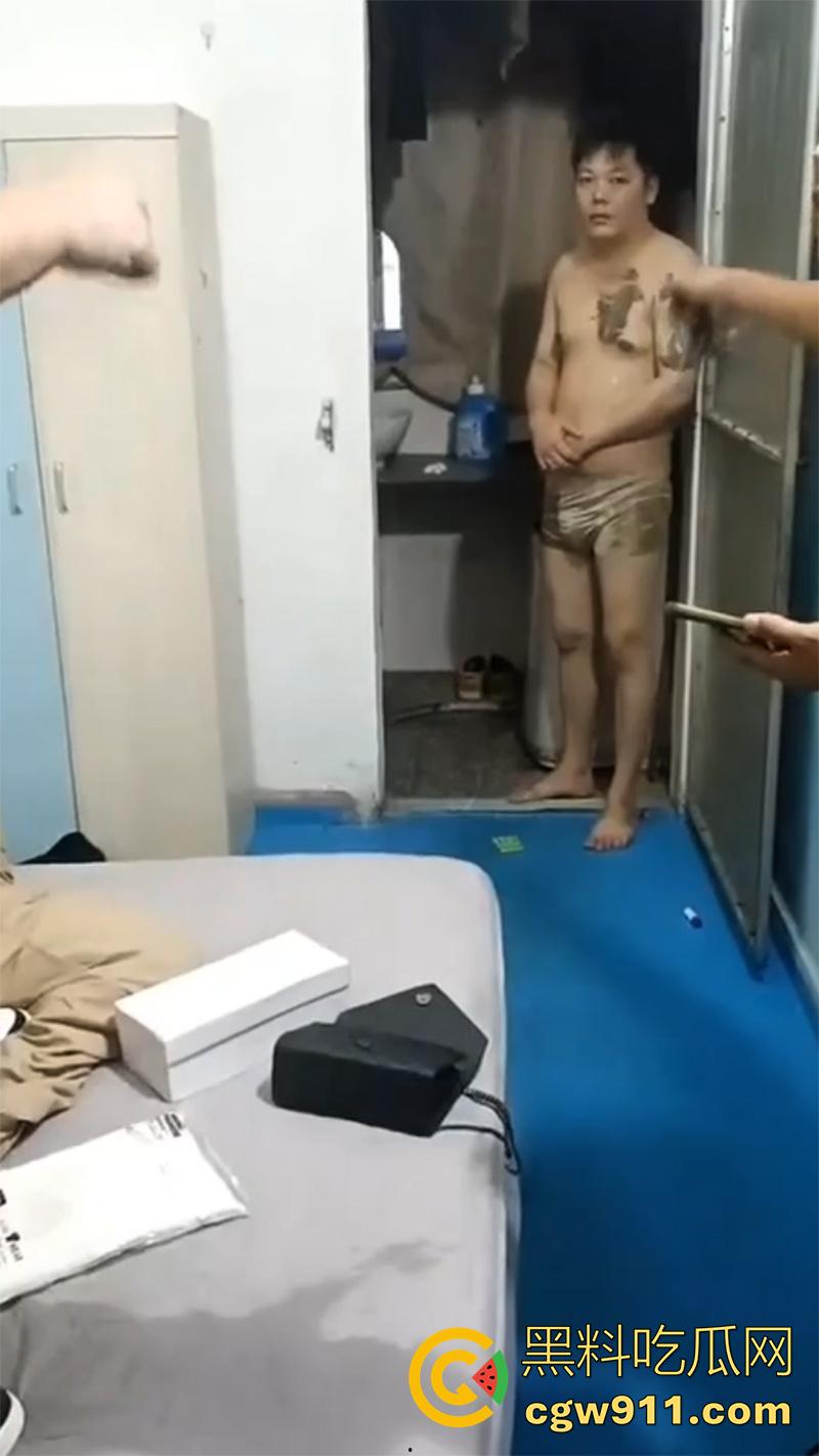 捉奸现场老公崩溃了，情夫手法绝对一流，床单都玩湿了，气得大哥飞起一脚，原来老婆竟是个骚逼啊！-1