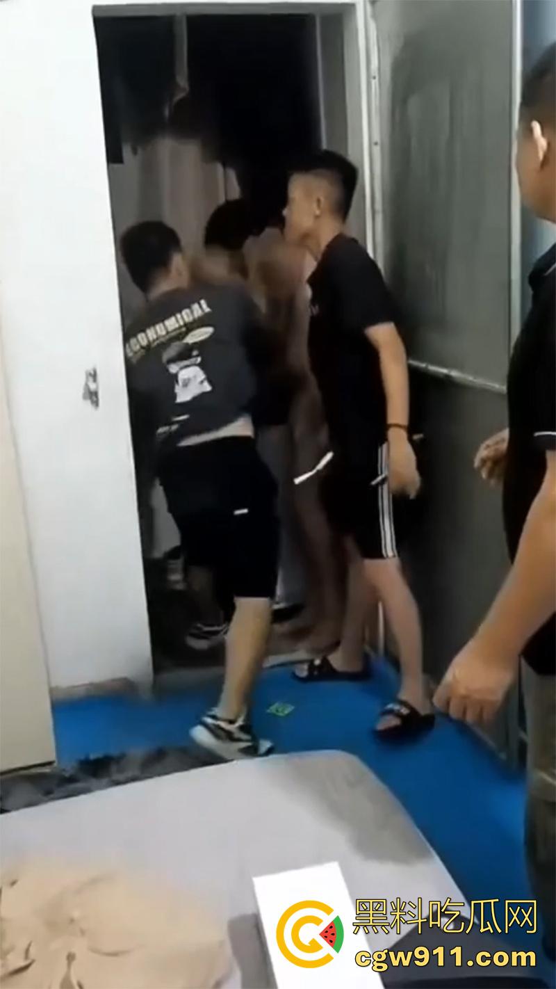 捉奸现场老公崩溃了，情夫手法绝对一流，床单都玩湿了，气得大哥飞起一脚，原来老婆竟是个骚逼啊！-4