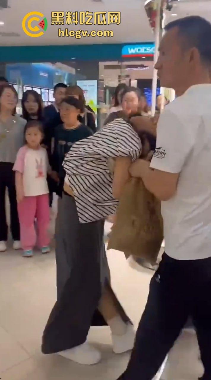 陕西女子带弟弟商场捉奸，姐弟联手怒打小三和渣姐夫！小三哭惨，姐夫被按墙扇脸不敢吭声！-3