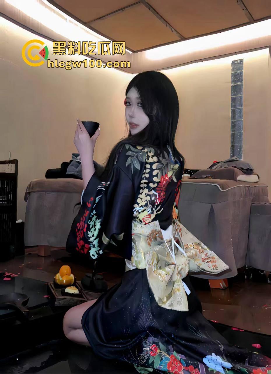 河北精神小伙KTV玩疯，陪酒妹被当狗地下爬跪舔，嘴当B抽插全程卖力口活卖力吸到腿软，洗手间乱交结尾！-4