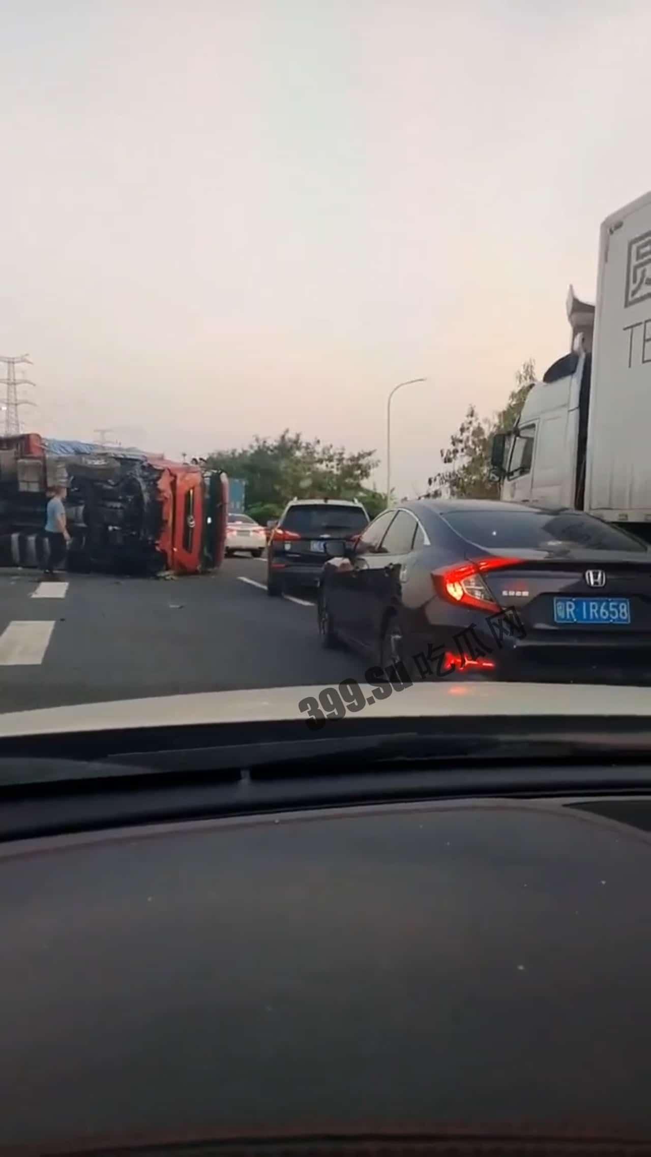 5日佛山冲鹤，大车发生侧翻，众人救司机出来，好心美女给司机做急救，最终没救过来 #车祸-1