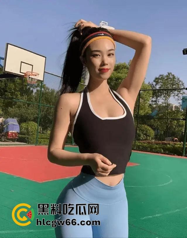 表姐周末在家扭瑜伽被我摁床上猛操到喷汁,裤子一扯浪水淌成河,内衣不穿的贱货嘴上骂滚含屌舔到腿抖-5